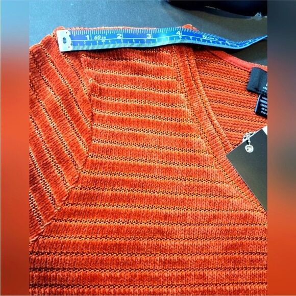 New FDJ Women's V-Neck Spice Knit Sweater size Medium - Picture 7 of 8